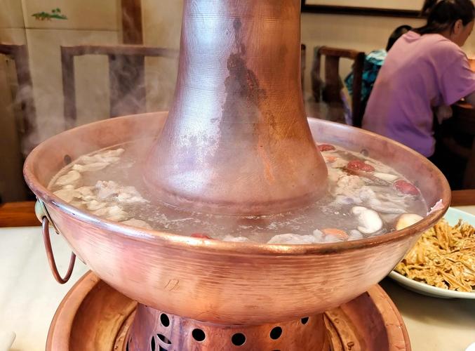 老北京胡同铜锅涮肉餐桌实拍