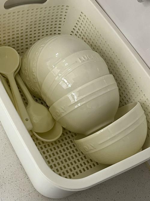 厨房水池边盛着淘米水的白瓷碗
