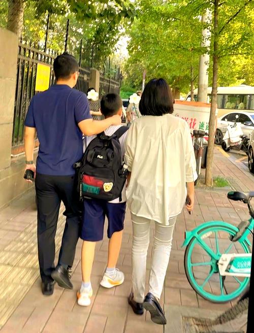 家长接孩子放学路上聊天场景