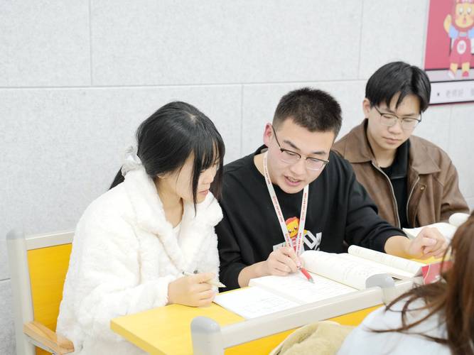 融合教育课堂教师与助教协作场景