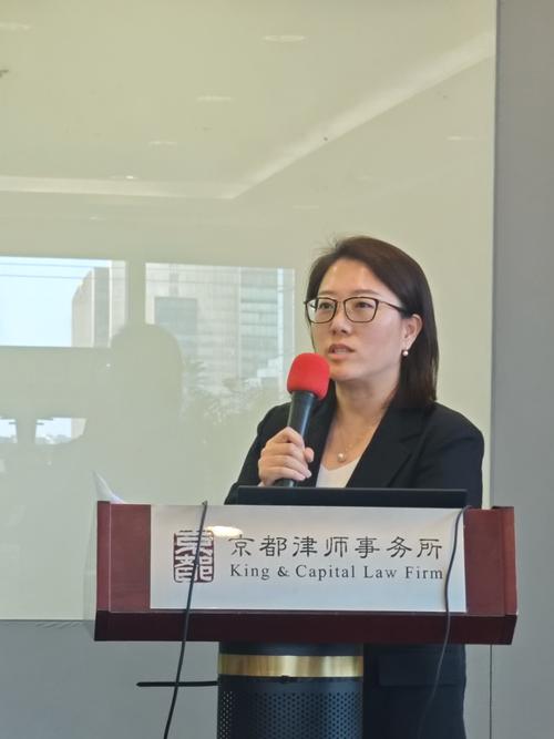 刑事法庭上律师正在质证