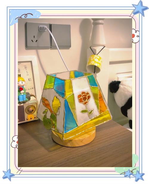 小学生蹲客厅地毯拆旧台灯零件亲子手工
