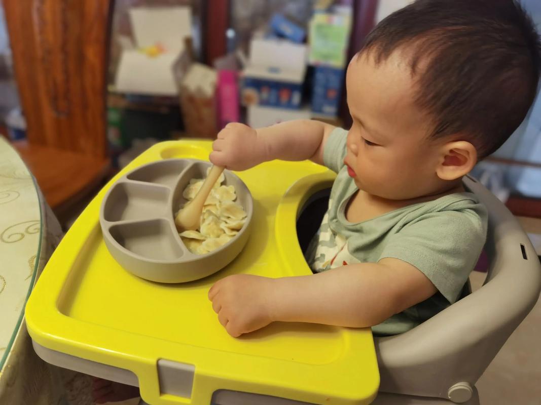 餐桌上宝宝吃快手辅食的温馨场景