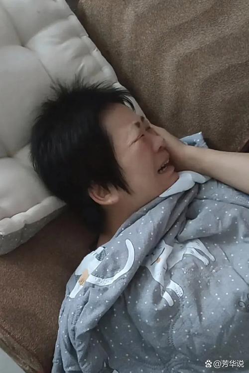 产后妈妈独自垂泪的凌乱卧室
