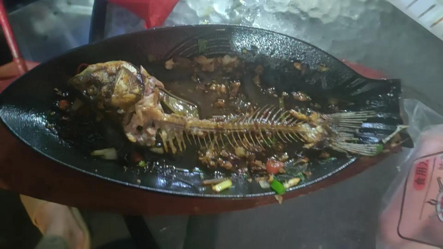升金湖畔路边摊的鲫鱼锅冒着白汽