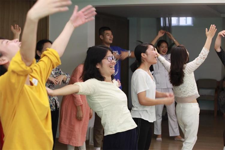 工业休息室员工大笑减压活动