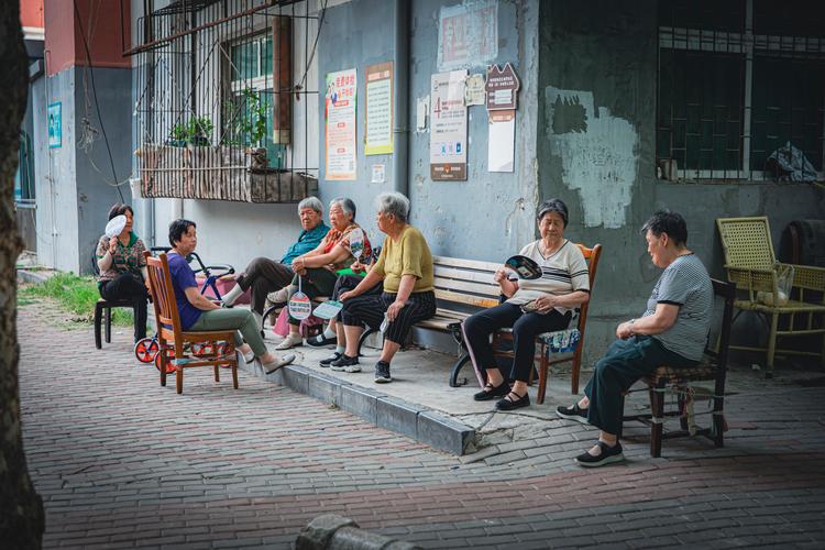 小区巷口露天茶摊聊天场景