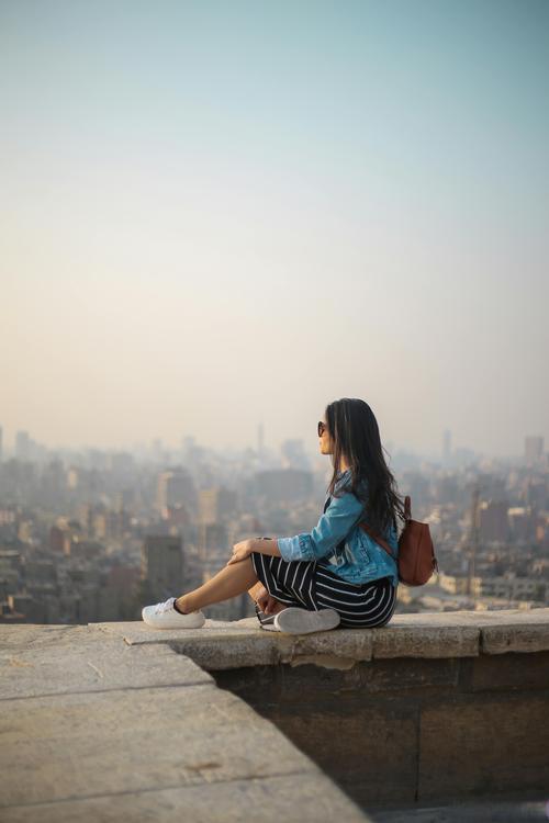 女生坐在路边台阶放空情绪放松图
