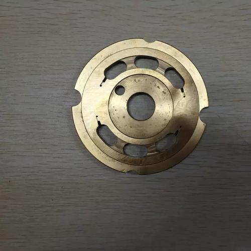 液压马达拆解后磨损的密封件与配流盘特写