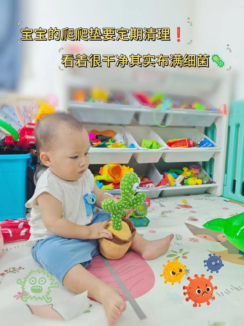 2岁宝宝醒后坐在爬爬垫上玩积木的居家日常场景