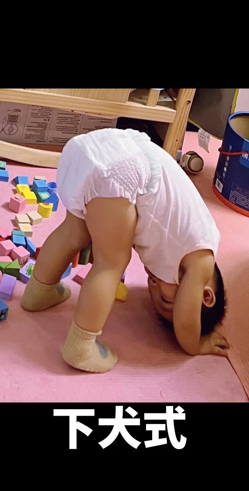 儿童瑜伽体式小女孩下犬式