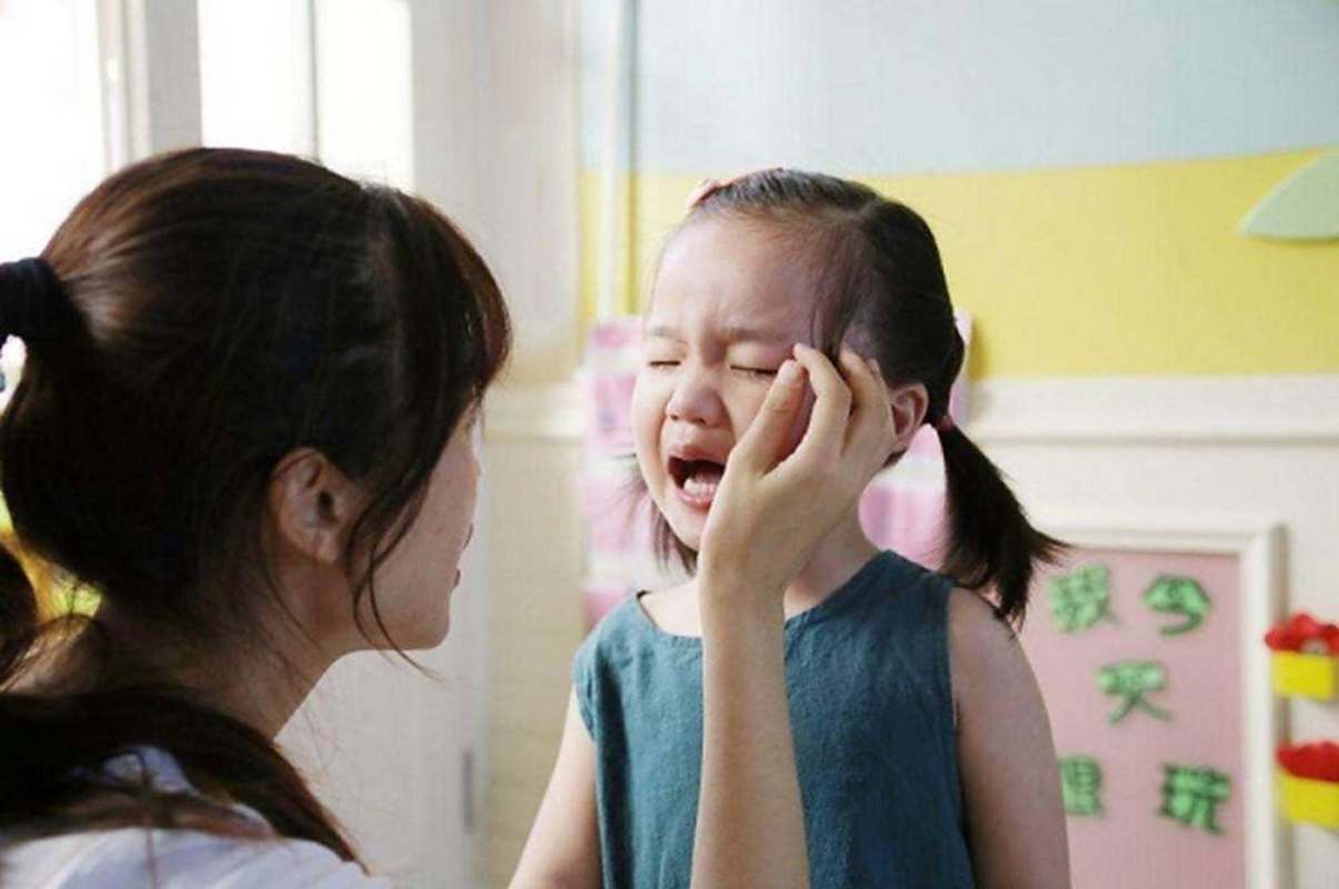 幼儿园门口幼儿分离哭闹实拍