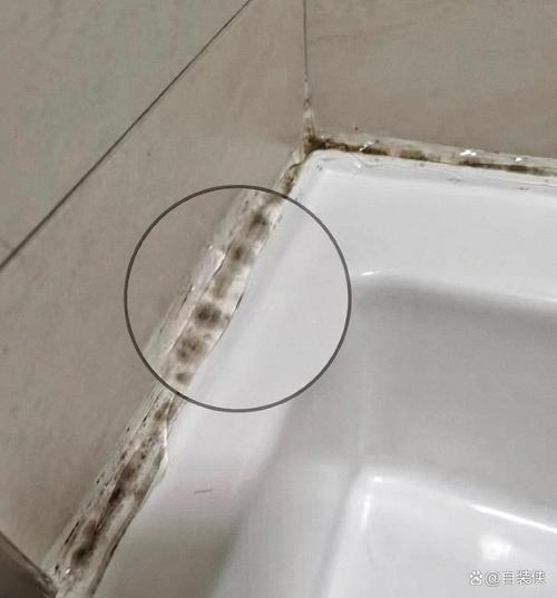 洗漱台人造石缝隙嵌着黑霉斑的近距离特写