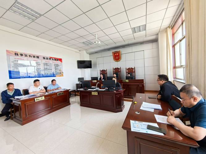 律师整理劳动仲裁案件证据材料桌面场景