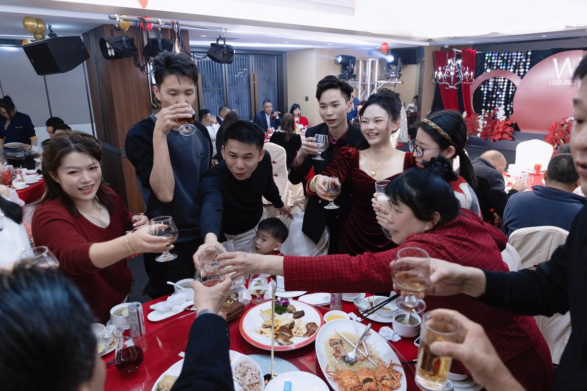 婚宴酒席上宾客举杯畅饮场景抓拍