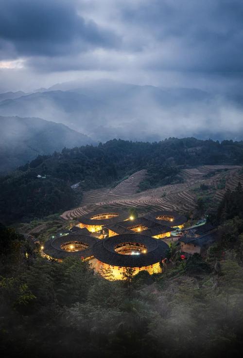 福建土楼田螺坑晨雾全景