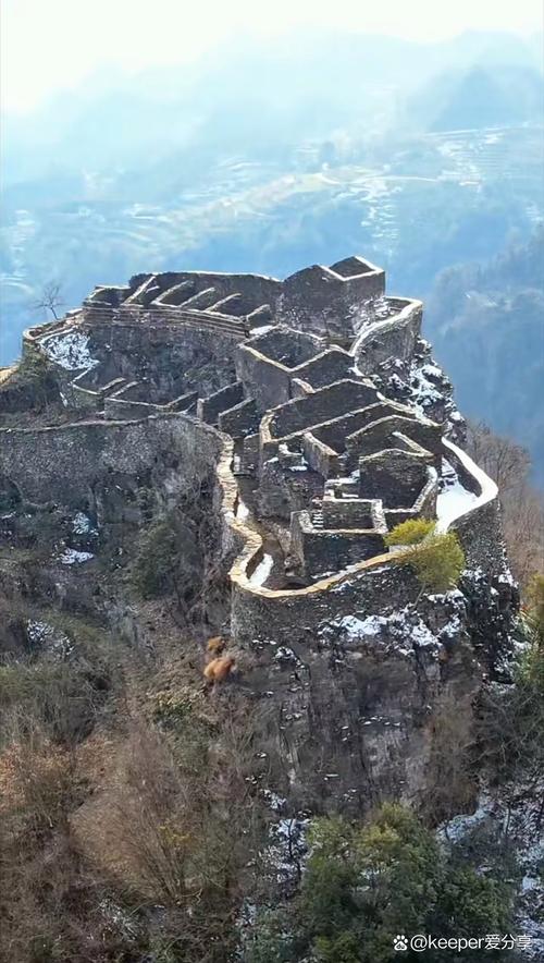 湖北南漳春秋寨丹霞山顶古山寨全貌