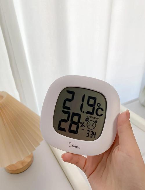 婴儿卧室温湿度计显示最佳睡眠环境数值