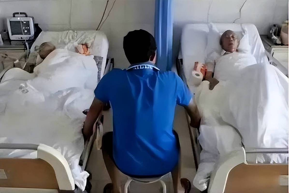 重病儿童和家长并排靠在病床边安静看窗外的实拍