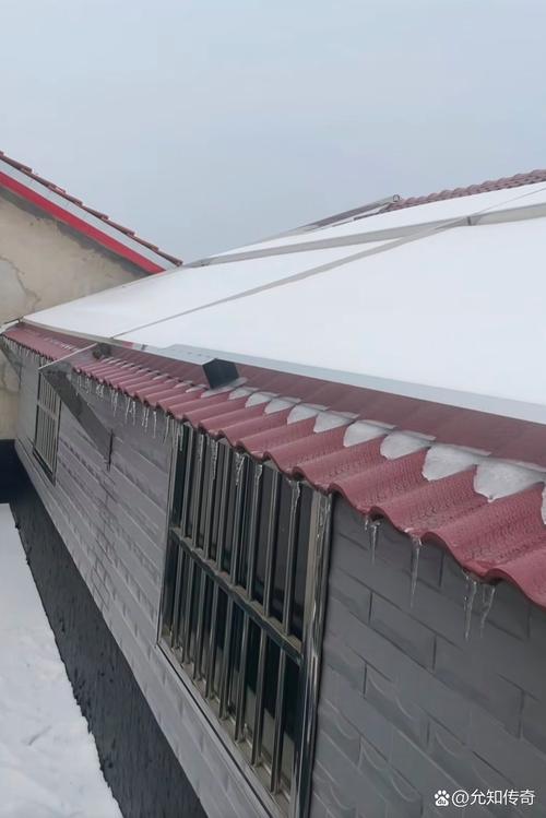 老旧小区屋檐简易冰凌防护挡板安装