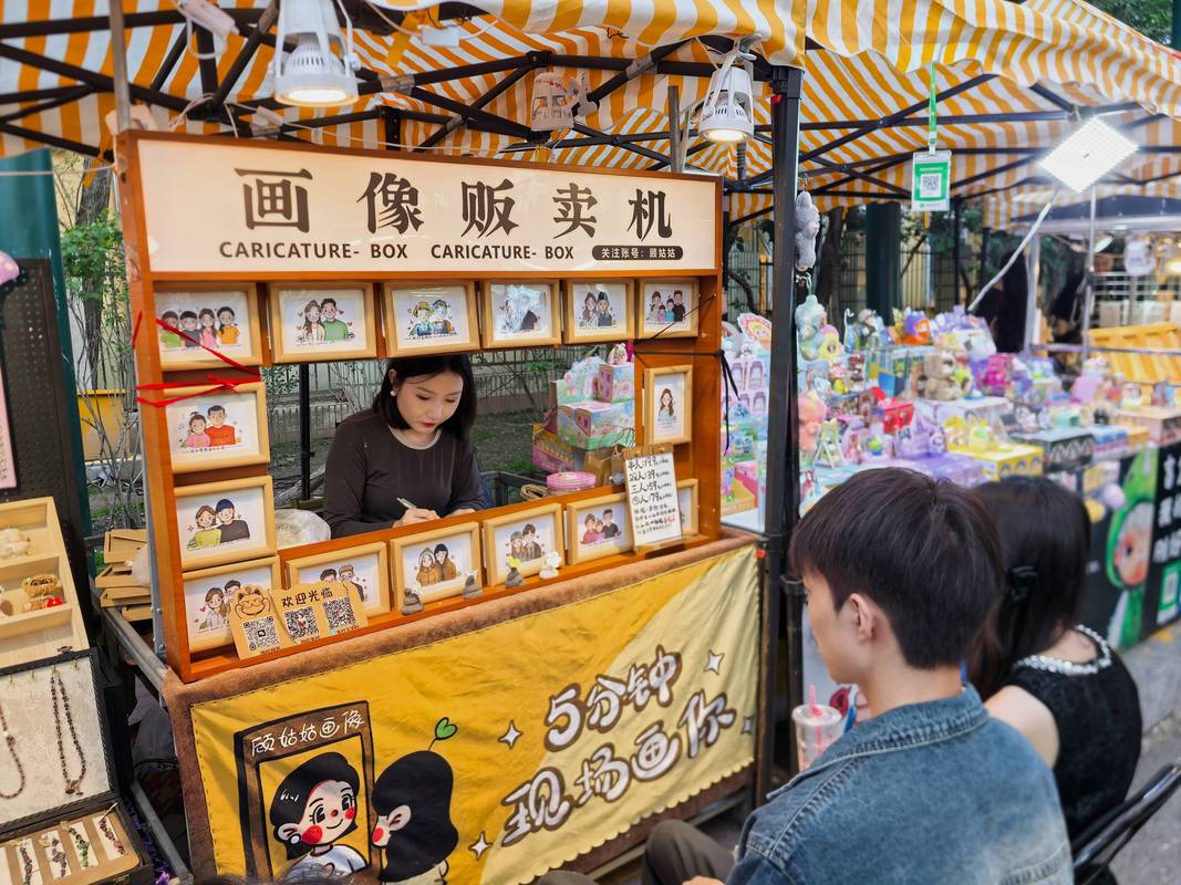 年轻人开设的文创市集个体户摊位实拍