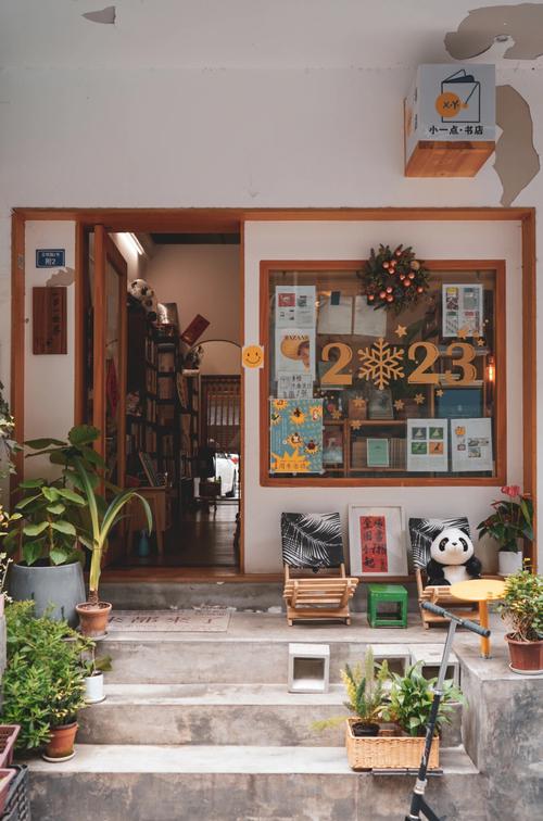 亲子在城市老巷书店门口观察周边店铺