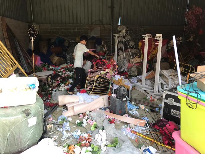婚庆品牌仓库道具杂乱堆放实拍