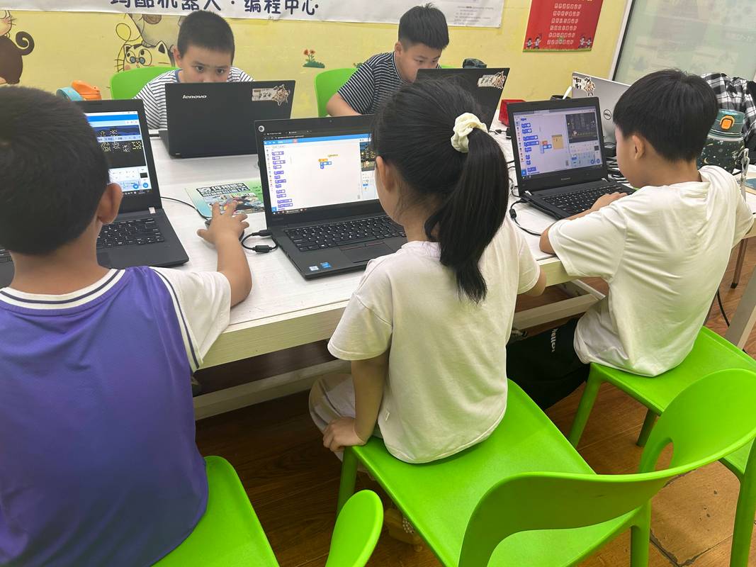 小学人工智能课堂学生使用平板编程场景