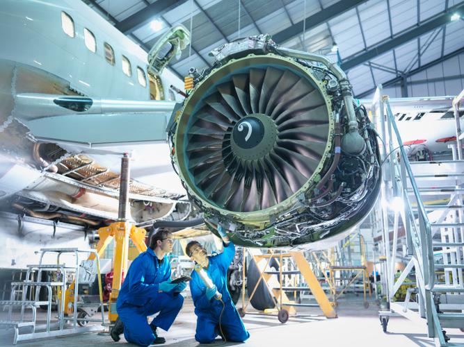 航空工程师使用增强现实眼镜检修飞机发动机
