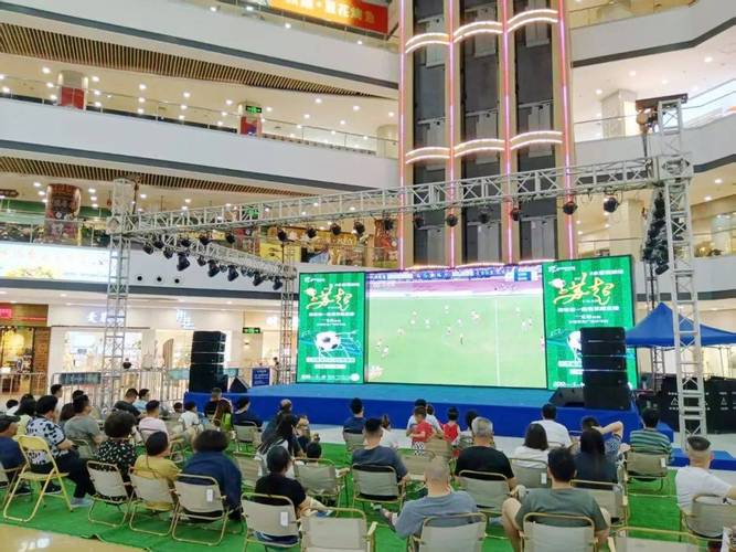 老小区楼下彩票店播放体育赛事直播场景