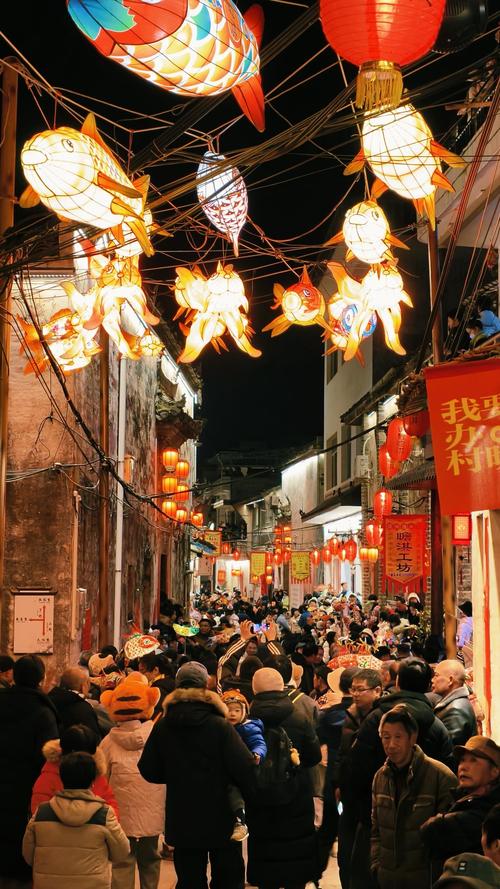 池州磨盘灯夜晚竹架巡游村民路边围观