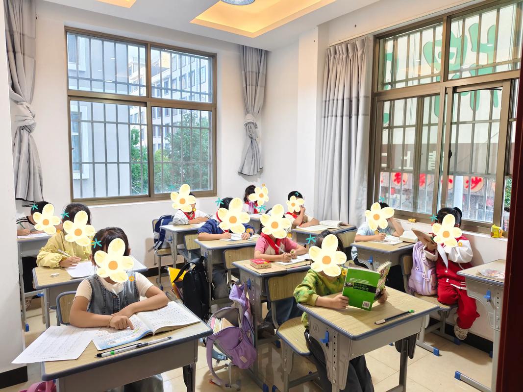 小学托管班门口家长聊天场景