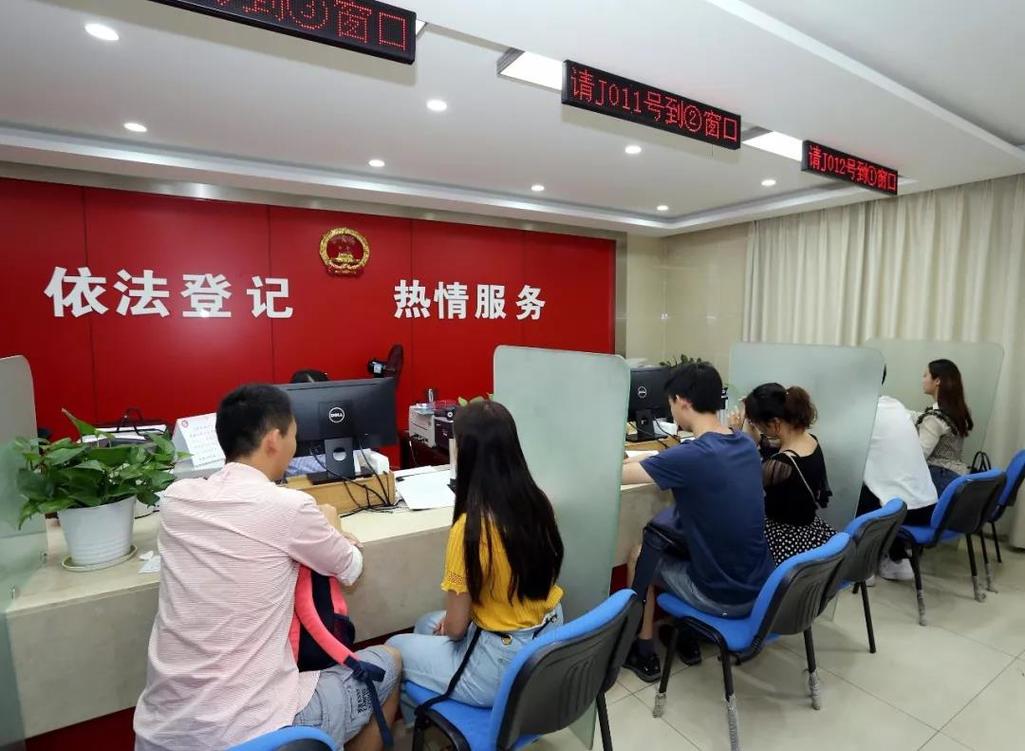 民政局离婚证补办窗口排队场景