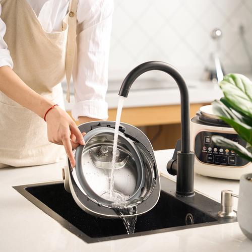 高温电饭煲内胆直接接冷水冲洗的厨房日常场景