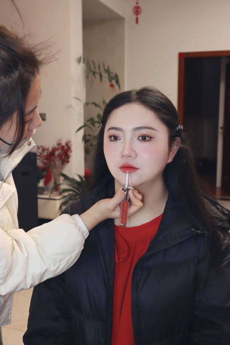 新娘凌晨化妆镜前准备造型