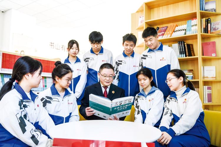 检察官向中小学生讲解未成年人隐私保护法条现场