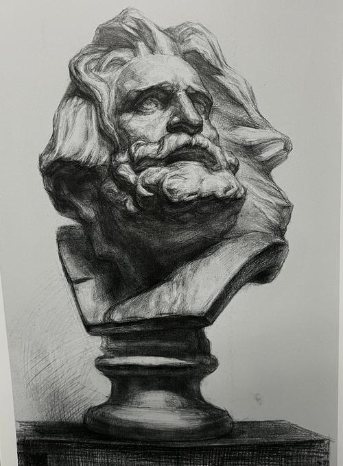 学生在画室练习素描石膏像