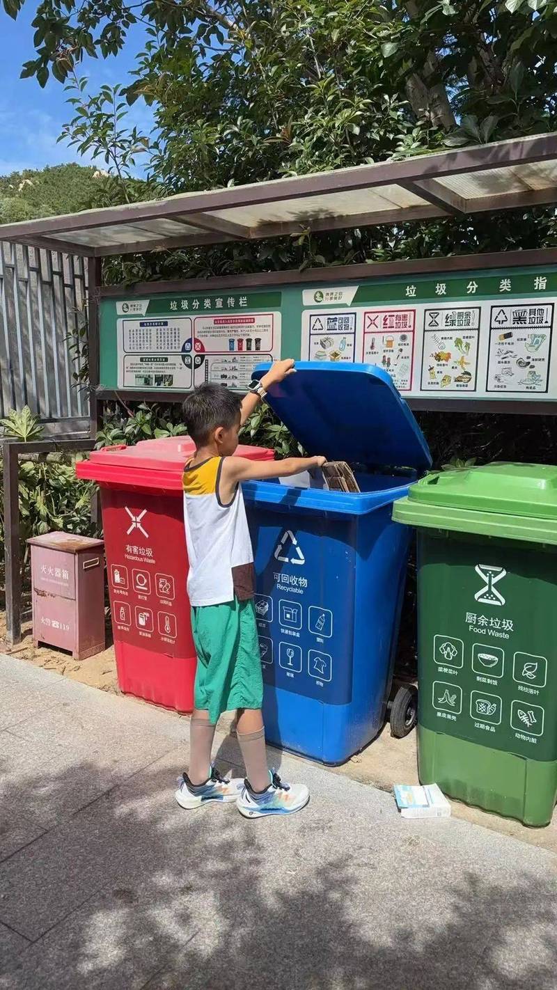 亲子小区垃圾桶边分类扔垃圾实拍