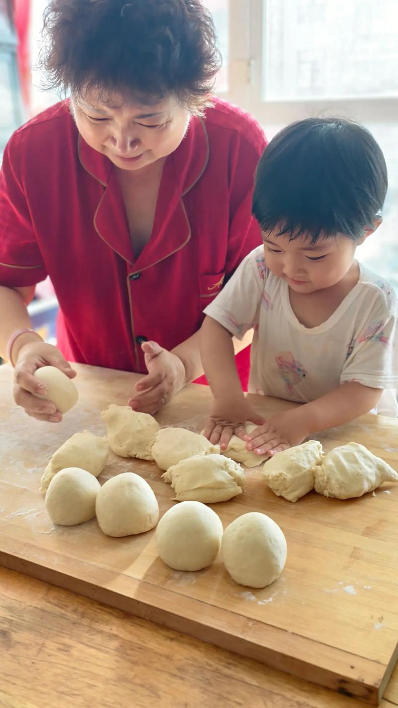 幼儿第一次揉面团面粉飞扬的食育场景