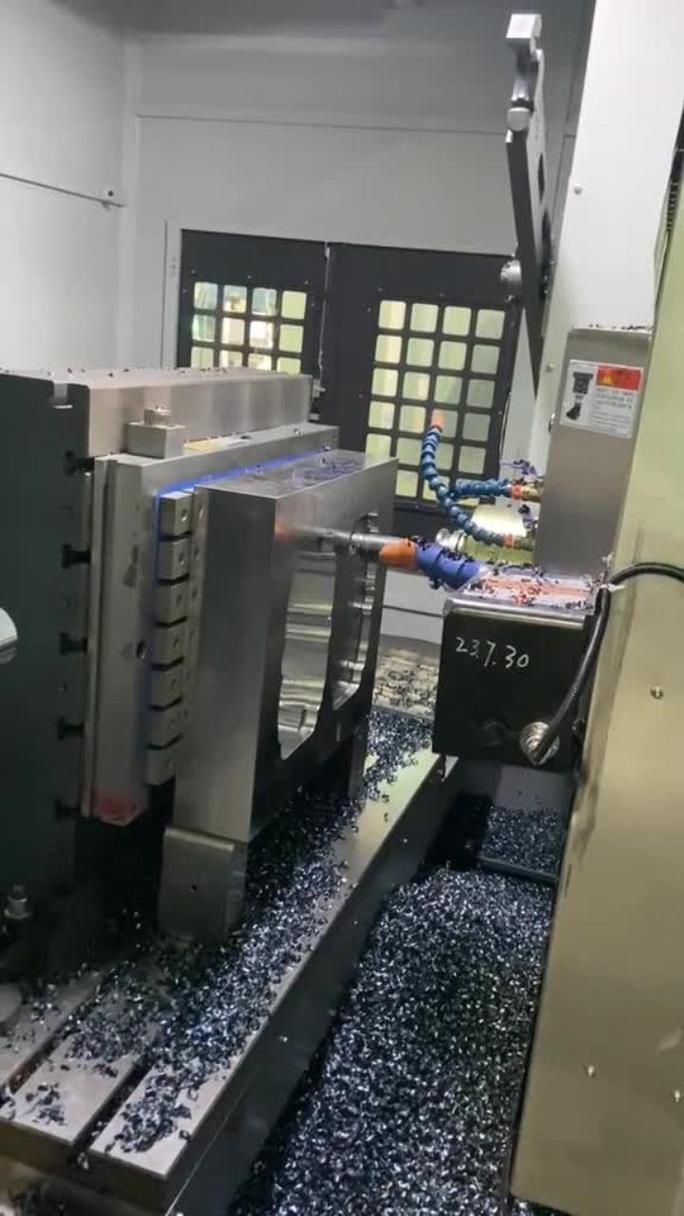 车间普通卧式铣床加工现场图