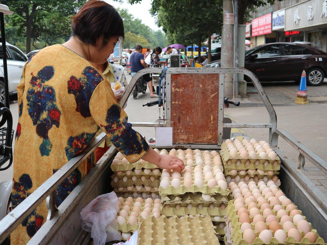 社区农特产店门口摆放的散装土鸡蛋贴标现场