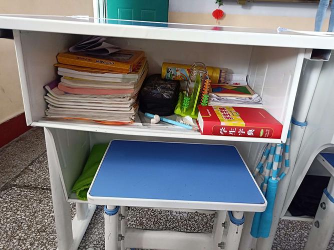 小学低年级学生趴在书桌前用文具摆弄排列组合