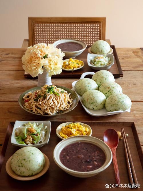 老年人家中餐桌摆放清淡流食的实拍图