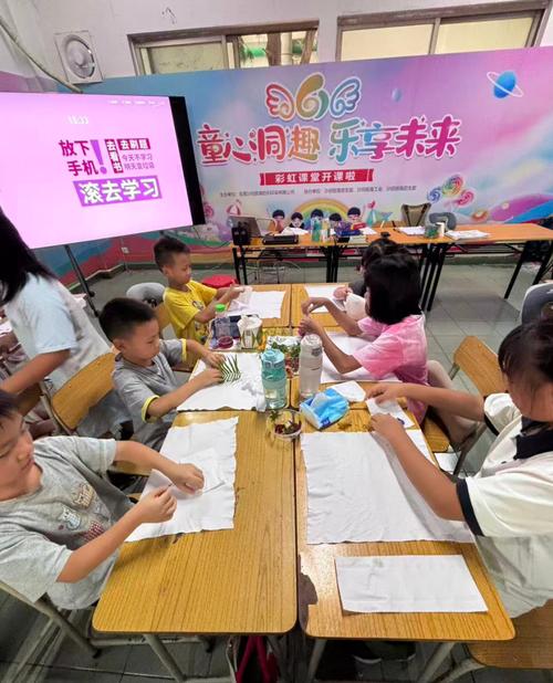 东莞电子厂门口随迁子女暑期托管班场景