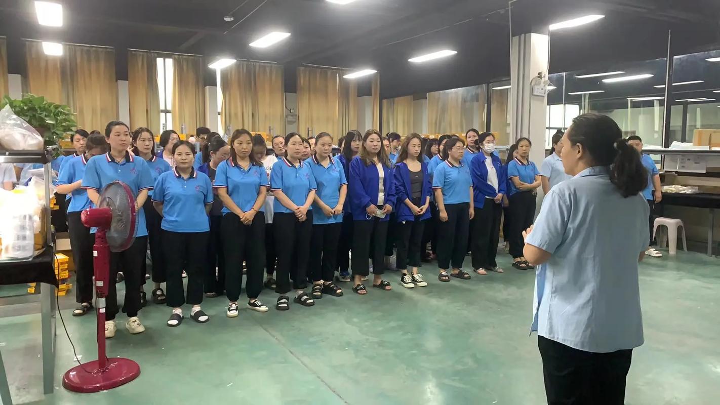 工厂晨会员工专注倾听手势示意图