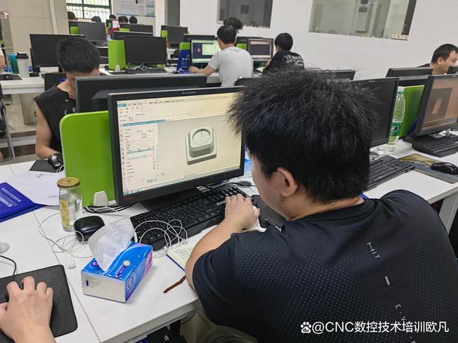 职校学生深夜在机房练习1+X建模技能