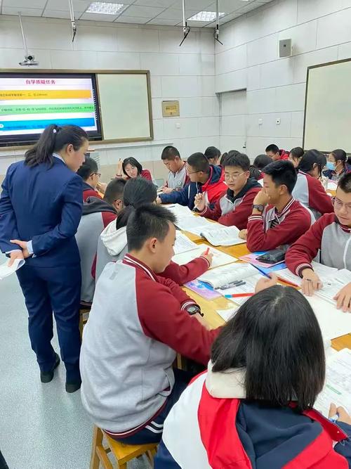 高中语文翻转课堂审题讨论现场
