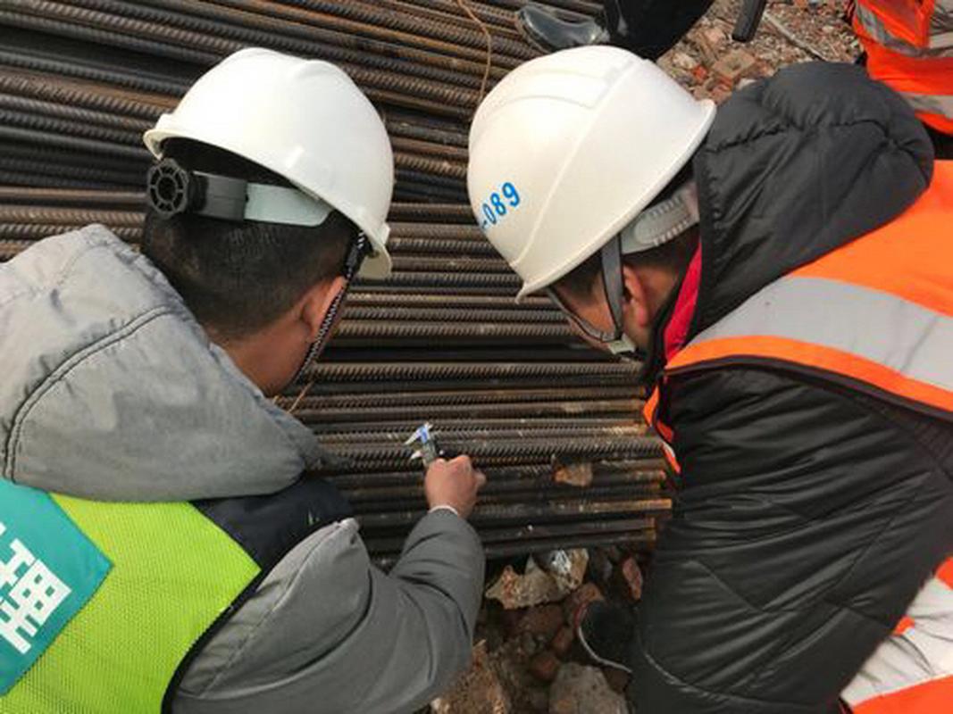 监理工程师检查钢筋工程现场