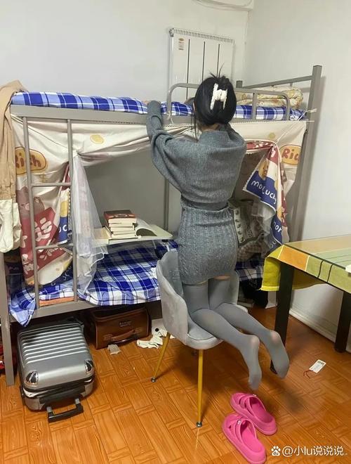 工厂女工宿舍拉着帘子换衣服的场景
