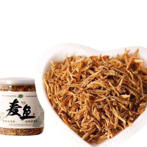 东至农家檐下竹匾晾晒的干麦鱼